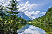 Blick auf den Isarstausee bei Krün an einem Sommertag, Bayern, Deutschland