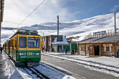 Zahnradbahn nach Grindelwald im Bahnhof Kleine Scheidegg, Alpen, Wengen, Grindelwald, Kanton Bern, Bern, Schweiz, Europa