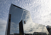  Moderne Bürohochhäuser aus Glas, in denen sich Wolken spiegeln, Rotterdam, Niederlande 