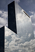  Moderne Bürohochhäuser aus Glas, in denen sich Wolken spiegeln, Rotterdam, Niederlande 