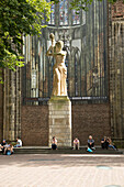  Statue vor der Domkirche, St. Martins-Kathedrale, Utrecht, Niederlande 