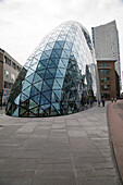  Modernes Geschäftsgebäude mit Glaskuppel, Stadtzentrum von Eindhoven, Provinz Nordbrabant, Niederlande 