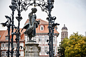  Gänseliesel fountain on the market in front of the Old Town Hall, landmark in the old town of Göttingen, Lower Saxony, Germany 