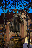  Gänseliesel fountain on the market in front of the Old Town Hall, landmark in the old town of Göttingen, Lower Saxony, Germany 