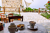 Café Windmill mit Gebäckauswahl aus gemahlenem Mehl der restaurierten alten Windmühle Tou Papa in Antimachia auf der Insel Kos in Griechenland