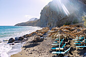 Sand- und Kiesstrand Embros Thermes Beach und Thermalbecken auf der Insel Kos in Griechenland im Gegenlicht