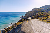 Küstenstraße zu den Thermalquellen von Embros Thermes auf der Insel Kos in Griechenland