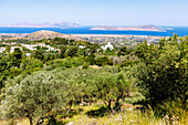 Ausblick vom Bergdorf Zia auf das Bergdorf Lagoudi mit Kirche Panagia Theotokou Genesiou (Kimissis tis Theotokou) und den Salzsee Alikes auf der Insel Kos und auf die Inseln Kalymnos und Pserimos in Griechenland