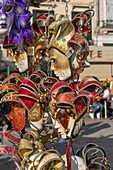 Verkauf von Karnevalsmasken auf dem Markusplatz, Venedig, Venetien, Norditalien, Italien, Europa