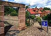 Märchenviertel Niederzwehren, Märchenplatz, Blick auf das Märchenviertel, im Hintergrund Dorothea-Viehmann-Schule, Kassel, Hessen, Deutschland