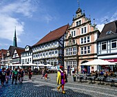 Stadtbesichtigung mit dem Rattenfänger von Hameln, Osterstraße, rechts Stiftsherrenhaus (1558) und Leist-Haus (1585), Hameln, Niedersachsen, Deutschland