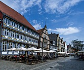  Outdoor dining in Osterstraße, Stiftsherrenhaus and Leist-Haus, Old Town of Hameln, Lower Saxony, Germany 