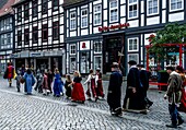 Spielgruppe Rattenfänger von Hameln unterwegs in der Osterstraße, Altstadt von Hameln, Niedersachsen, Deutschland