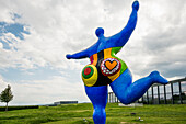 Würth Museum 2, Skulptur Blaue Nana von Niki de Saint Phalle, Gaisbach, Künzelsau, Baden-Württemberg, Deutschland