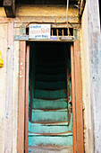 Pune, Indien, Treppe in ein Haus