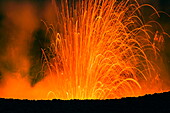  Tephra während eines Vulkanausbruchs, Mount Yasur, Insel Tanna, Vanuatu 