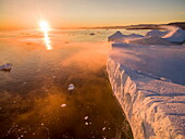  Mitternachtssonne und Eisberg, Jakobshavn-Gletscher, Ilulissat, Grönland 