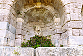 Asklipieion (Asklipion) auf der Insel Kos in Griechenland: Untere Terrasse, einstige Brunnennische mit Relief des Hirtengotts Pan