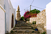 Treppengasse zur westlichen Ausgrabungsstätte und Minarett der einstigen Moschee Eski Cami in Kos-Stadt auf der Insel Kos in Griechenland