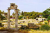 antike Säulen und Gebäudereste auf dem Ruinengelände der antiken Agora in Kos-Stadt auf der Insel Kos in Griechenland