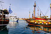 Ausflugsschiffe im Hafen von Kos-Stadt auf der Insel Kos in Griechenland