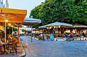 Platia Agias Paraskevis mit Restaurants am Abend in Kos-Stadt auf der Insel Kos in Griechenland