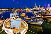 Hafen mit Johanniterkastell Neratzia und Fischerbooten in Kos-Stadt auf der Insel Kos in Griechenland