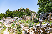 Mauerreste eines Gebäudes und Blick auf die Burgruine Castro in der Ruinenstadt Paleo Pyli (Palio Pili, Palea Pyli, Alt-Pyli, Old Pyli) auf der Insel Kos in Griechenland