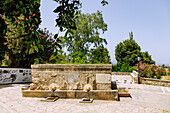 mit Löwenköpfen geschmückter Brunnen Paleo Pigi (Old Water Spring) in Pyli (Pili) auf der Insel Kos in Griechenland