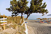 Agios Stefanos Beach mit bunten Hinweisschildern in der Bucht von Kefalos auf der Insel Kos in Griechenland