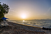 Sandstrand in Tigaki (Tingaki) kurz vor Sonnenuntergang auf der Insel Kos in Griechenland mit Blick auf die Küste der Türkei 