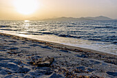 Sandstrand in Tigaki (Tingaki) kurz vor Sonnenuntergang auf der Insel Kos in Griechenland mit Blick auf die Küste der Türkei