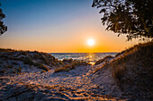 Strand auf der Insel Kos in der Nähe der Stadt Mastichari im Sommer bei Sonnenuntergang, Mastichari, Kos, Griechenland