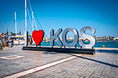 „I Love Kos“ Statue am Hafen von Kos-Stadt auf der Insel Kos, Kos-Stadt, Kos, Griechenland