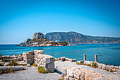 Blick auf eine kleine Kapelle auf der Insel Kastri von Kefalos aus, Kefalos, Kos, Griechenland