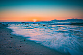 Strand auf der Insel Kos in der Nähe der Stadt Mastichari im Sommer bei Sonnenuntergang, Mastichari, Kos, Griechenland