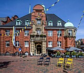 Rathaus mit Außengastronomie in der Altstadt von Buxtehude, Niedersachsen, Deutschland