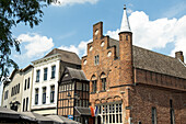 Das Informationszentrum „Stadswinkel VVV Visit Den Bosch“ im ältesten Backsteinhaus in 's-Hertogenbosch, Niederlande.