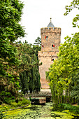  Die Kruittoren (Pulverturm) und ein See im wunderschönen Kronenburgpark in Nijmegen, Niederlande. 