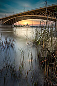 Margaretenbrücke mit Parlamentsgebäude, Donau, Budapest, Ungarn, Europa