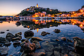 Hafen und Bergdorf, Vrbnik, Gemeinde in Krk, Kroatien, Europa