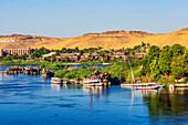 Blick auf den Nil, hier der Nilabschnitt bei Assuan, Ägypten, typische Boote und Gebäude