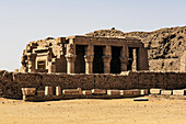 Der Tempel von Edfu ist eine altägyptische Tempelanlage am westlichen Rand der Stadt Edfu in Oberägypten, Ägypten