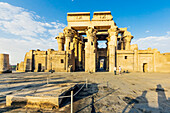 Der Doppeltempel von Kom Ombo ist eine altägyptische Tempelanlage am östlichen Nilufer in Oberägypten, Ägypten