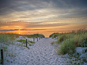 Strandaufgang kurz vor dem Sonnenuntergang, Ahrenshoop, Ostsee, Fischland, Darß, Zingst, Mecklenburg-Vorpommern, Landesteil Vorpommern, Deutschland, Europa