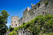 Vor der Burgruine Hohenfreyberg im Ostallgäu bei Pfronten, Bayern, Deutschland, Europa