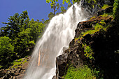 Der Wasserfall Cascada de Ratera im Nationalpark Aigüestortes i Estany de Sant Maurici, Katalonien, Spanien, Europa