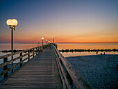 Sonnenuntergang an der Seebrücke in Wustrow, Wustrow, Ostsee, Fischland, Darß, Zingst, Mecklenburg-Vorpommern, Deutschland, Europa