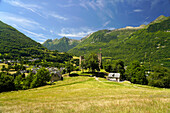 Die Ruine der Burg Château Sainte-Marie in Esterre und die  Gebirgslandschaft bei Luz-Saint-Sauveur, Pyrenäen, Frankreich, Europa