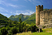 Die Ruine der Burg Château Sainte-Marie in Esterre und die  Gebirgslandschaft bei Luz-Saint-Sauveur, Pyrenäen, Frankreich, Europa